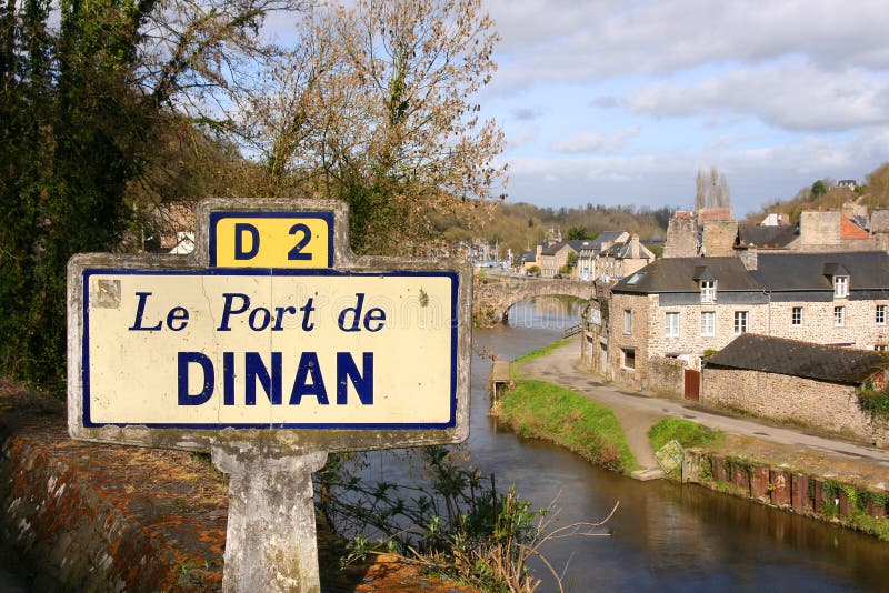 De haven op de Rance-rivier in Dinan, Frankrijk royalty-vrije stock afbeelding De haven op de Rance-rivier in Dinan, Frankrijk royalty-vrije stock afbeelding