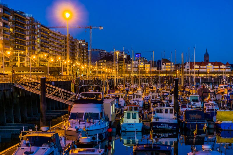 De haven van blankenberge 's nachts met veel gedockte boten, mooie stadswijk, BelgiÃ«, 15 februari 2019
