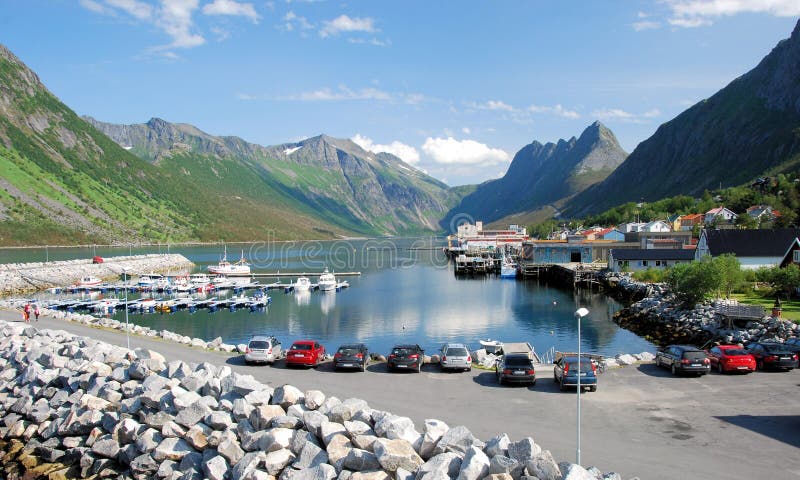 De Haven van Gryllefjordnoorwegen van Gryllefjord Noorwegen met een mening van de fjord met bergen en plaats stock foto's De Haven van Gryllefjordnoorwegen van Gryllefjord Noorwegen met een mening van de fjord met bergen en plaats stock foto's