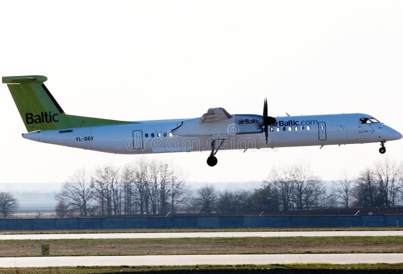 De Havilland airBaltic de aterrizaje Canadá DHC-8-402Q estralla 8 aviones imagen de archivo libre de regalías De Havilland airBaltic de aterrizaje Canadá DHC-8-402Q estralla 8 aviones imagen de archivo libre de regalías