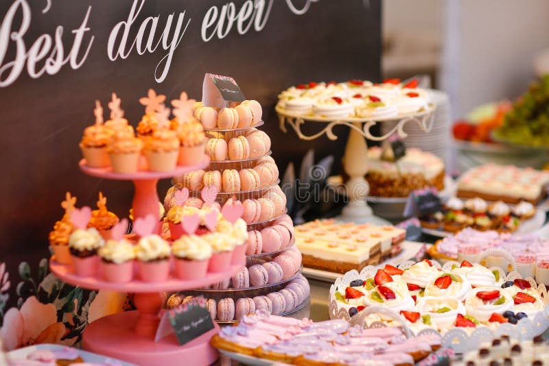 De heerlijke suikergoedbar met cakes, cake knalt en andere snoepjes royalty-vrije stock fotografie De heerlijke suikergoedbar met cakes, cake knalt en andere snoepjes royalty-vrije stock fotografie