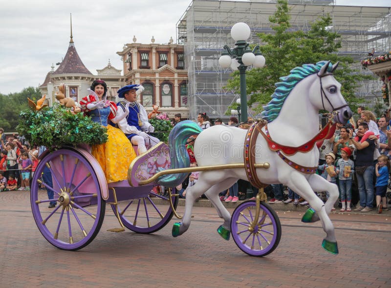 De helden paraderen bij Disneyland sneeuwwit royalty-vrije stock foto De helden paraderen bij Disneyland sneeuwwit royalty-vrije stock foto
