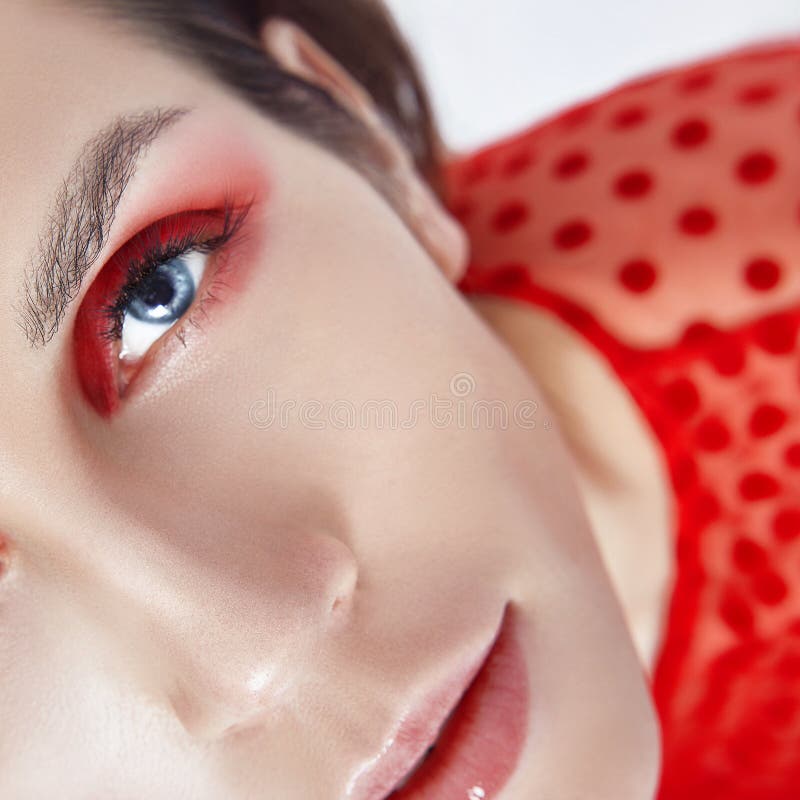 De heldere rode make-up op het gezicht van de vrouw, professionele natuurlijke schoonheidsmiddelen voor huid geeft Heldere rode o stock fotografie De heldere rode make-up op het gezicht van de vrouw, professionele natuurlijke schoonheidsmiddelen voor huid geeft Heldere rode o stock fotografie