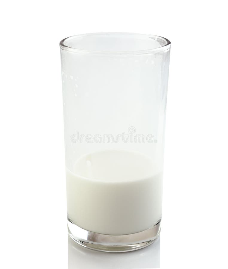 De helft van glas verse melk op een witte achtergrond royalty-vrije stock foto De helft van glas verse melk op een witte achtergrond royalty-vrije stock foto