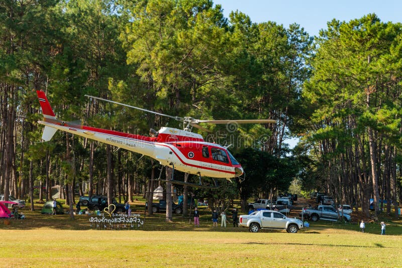 De helikopter die van luchtbuseurocopter AS350 van helihaven opstijgen royalty-vrije stock afbeeldingen De helikopter die van luchtbuseurocopter AS350 van helihaven opstijgen royalty-vrije stock afbeeldingen