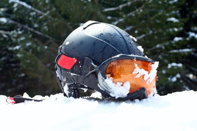 De helm van de ski met beschermende brillen op de sneeuw