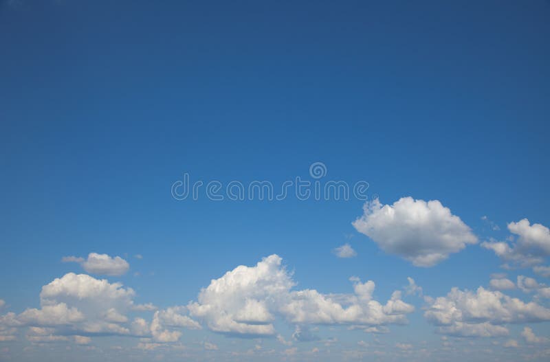 De hemel van de zomer met cumulus betrekt achtergrond