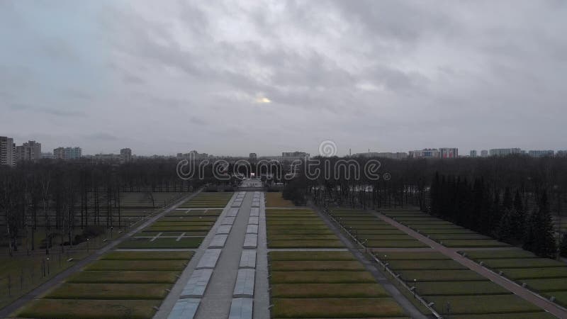 De herdenkingsmening piskaryovskoye begraafplaatspanorama van boven van de antenne.