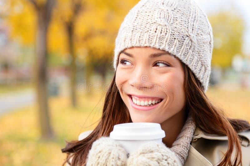 De herfst/dalingsvrouw het drinken koffie het kijken royalty-vrije stock foto De herfst/dalingsvrouw het drinken koffie het kijken royalty-vrije stock foto