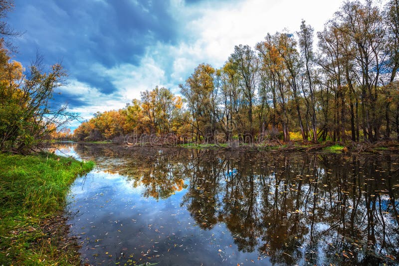 De herfst op rivier Westelijk Siberië stock afbeeldingen De herfst op rivier Westelijk Siberië stock afbeeldingen