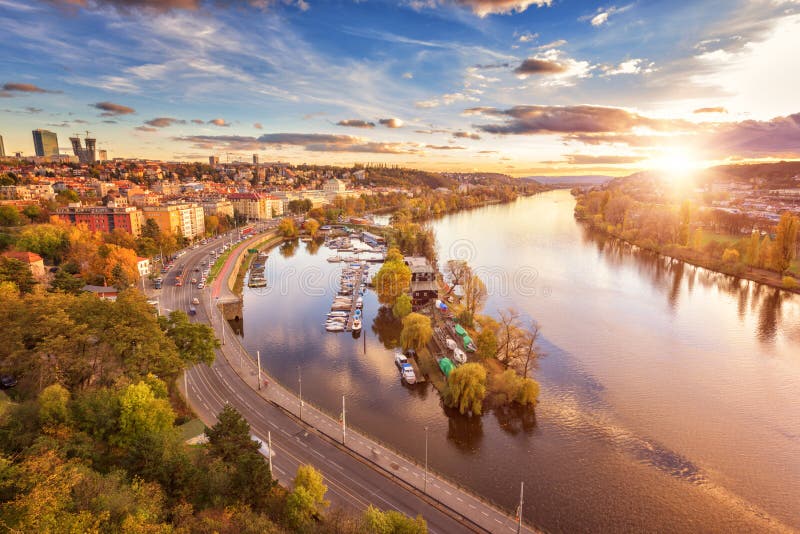 De herfst in Praag, gouden zonsondergang van populair meningspunt, Vyshehrad, Tsjechische Republiek stock afbeeldingen De herfst in Praag, gouden zonsondergang van populair meningspunt, Vyshehrad, Tsjechische Republiek stock afbeeldingen