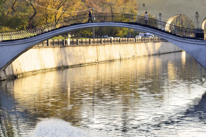 De herfst Weergeven van de brug over de rivier in de stad op wie de man en de vrouw scheidden stock foto De herfst Weergeven van de brug over de rivier in de stad op wie de man en de vrouw scheidden stock foto