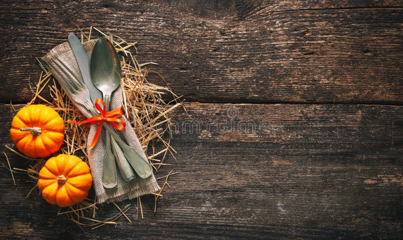 De herfstachtergrond met uitstekende plaats die op oude houten lijst plaatst royalty-vrije stock foto's De herfstachtergrond met uitstekende plaats die op oude houten lijst plaatst royalty-vrije stock foto's