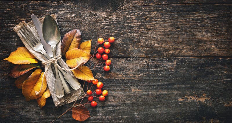 De herfstachtergrond met uitstekende plaats die op oude houten lijst plaatst stock afbeeldingen De herfstachtergrond met uitstekende plaats die op oude houten lijst plaatst stock afbeeldingen