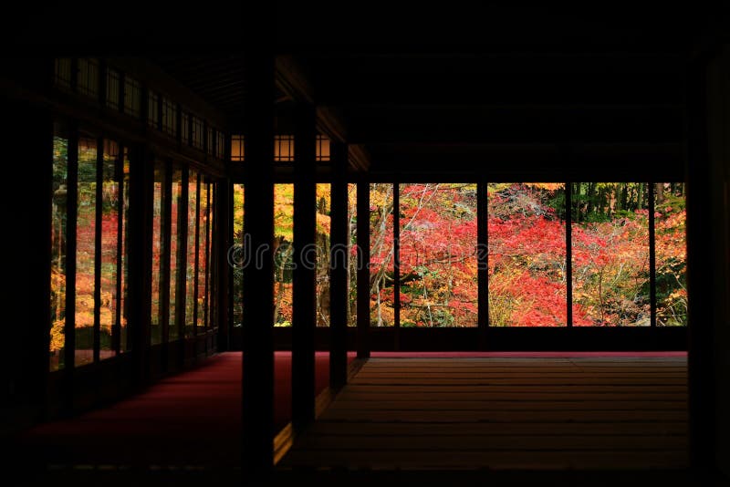De herfstkleuren bij een tenju-Tempel, Kyoto royalty-vrije stock afbeeldingen De herfstkleuren bij een tenju-Tempel, Kyoto royalty-vrije stock afbeeldingen