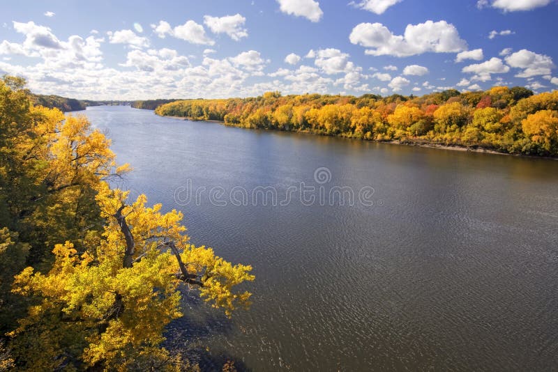 De herfstkleuren langs de Rivier van de Mississippi, Minnesota royalty-vrije stock afbeelding De herfstkleuren langs de Rivier van de Mississippi, Minnesota royalty-vrije stock afbeelding