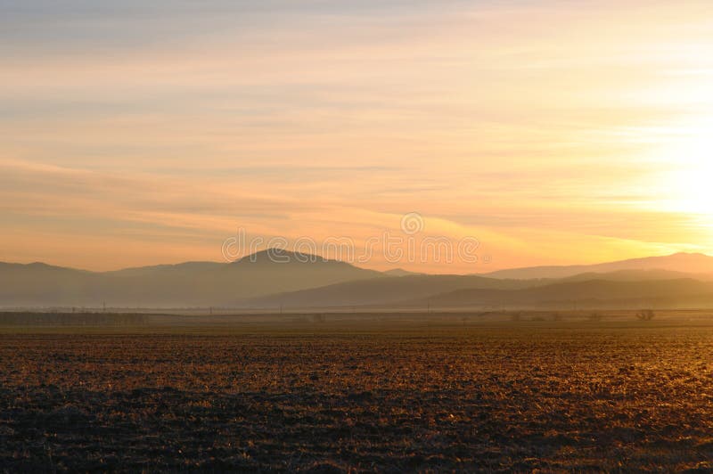 De herfstlandschap met schoongemaakt landbouwgebied tijdens spectaculaire gouden zonsopgang boven vlotte heuvels royalty-vrije stock foto's De herfstlandschap met schoongemaakt landbouwgebied tijdens spectaculaire gouden zonsopgang boven vlotte heuvels royalty-vrije stock foto's