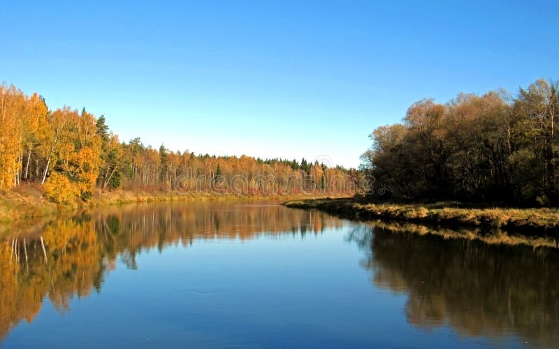 De herfstlandschap van Gauja-riviervallei en kleurrijke bosbezinning in spiegelwater stock afbeeldingen De herfstlandschap van Gauja-riviervallei en kleurrijke bosbezinning in spiegelwater stock afbeeldingen