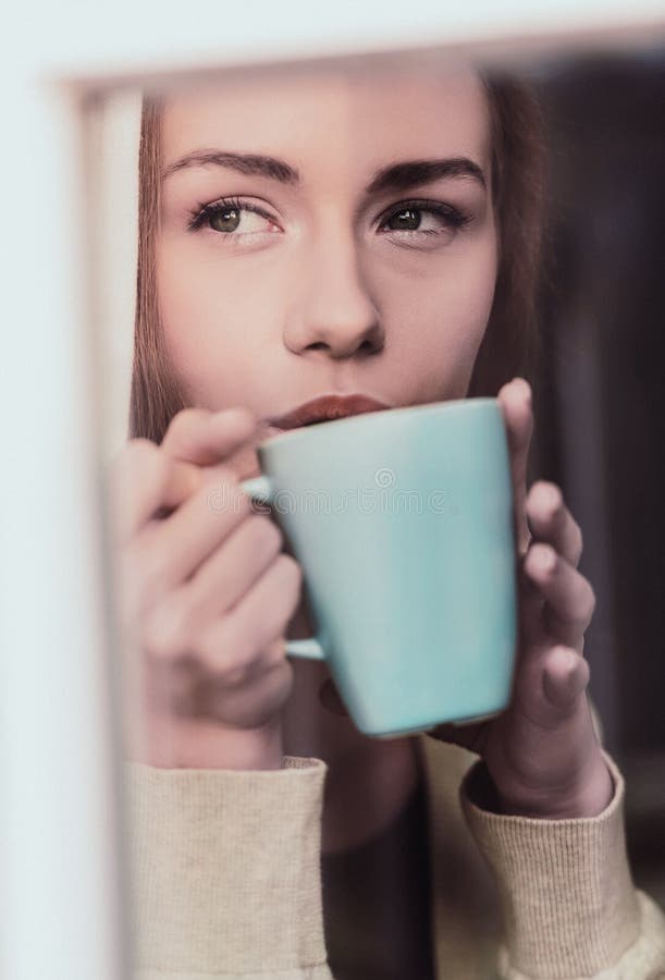 De herfstmelancholie, het drinken koffie royalty-vrije stock foto De herfstmelancholie, het drinken koffie royalty-vrije stock foto