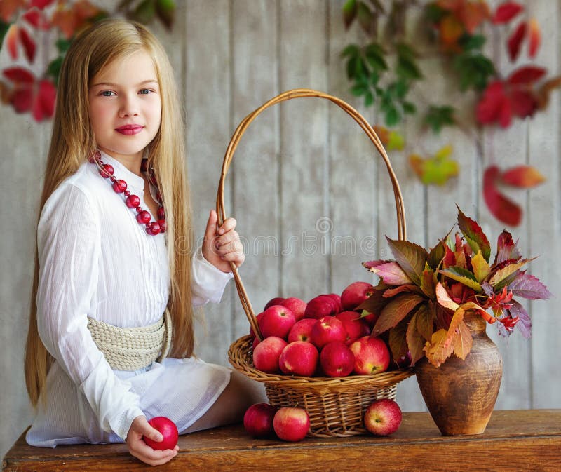 De herfstportret van een meisje met appelen stock foto's De herfstportret van een meisje met appelen stock foto's