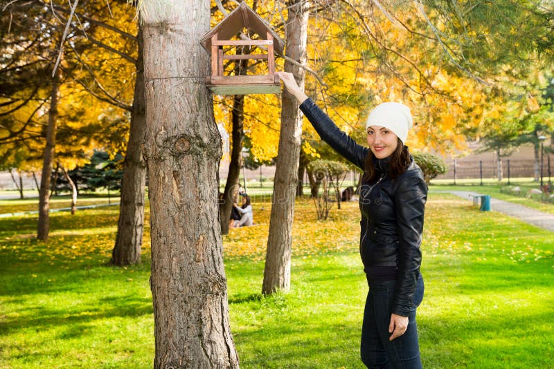 De herfstportret van mooie vrouw over gele bladeren terwijl het lopen in het park bij daling Positief emoties en gelukconcept stock afbeeldingen De herfstportret van mooie vrouw over gele bladeren terwijl het lopen in het park bij daling Positief emoties en gelukconcept stock afbeeldingen