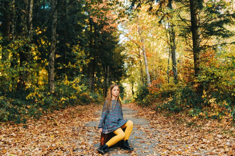 De herfstportret van vrij jong meisje