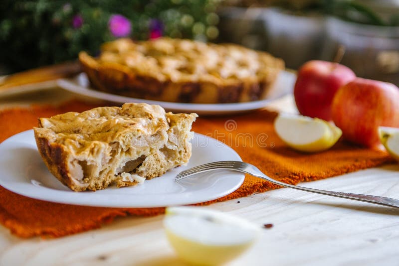 De herfstsamenstelling: Pastei met appelen, koffie en blocnote Droog bladeren op een houten lijst stock afbeelding De herfstsamenstelling: Pastei met appelen, koffie en blocnote Droog bladeren op een houten lijst stock afbeelding