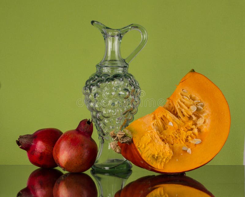De herfststilleven met pompoen en granaatappel twee stock fotografie De herfststilleven met pompoen en granaatappel twee stock fotografie