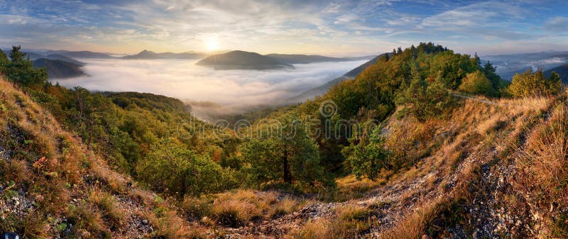De herfstzonsopgang boven mist en boslandschap, Slowakije, Nosice