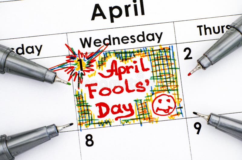 De herinnering April voor de gek houdt dag in kalender met vier pennen stock foto's De herinnering April voor de gek houdt dag in kalender met vier pennen stock foto's