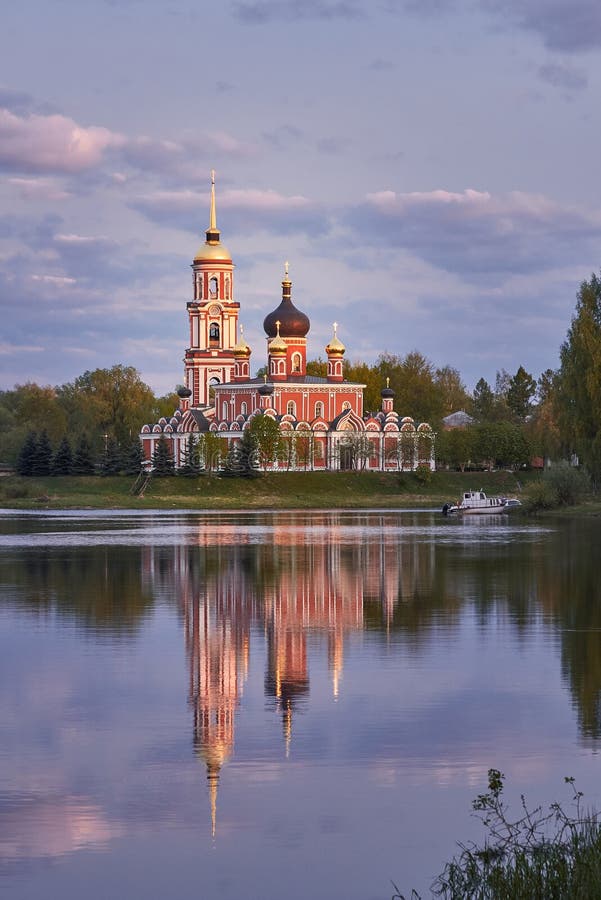 De herrijzenkathedraal in Staraya Russa wordt weerspiegeld in de rivier Lentelandschap royalty-vrije stock afbeelding De herrijzenkathedraal in Staraya Russa wordt weerspiegeld in de rivier Lentelandschap royalty-vrije stock afbeelding
