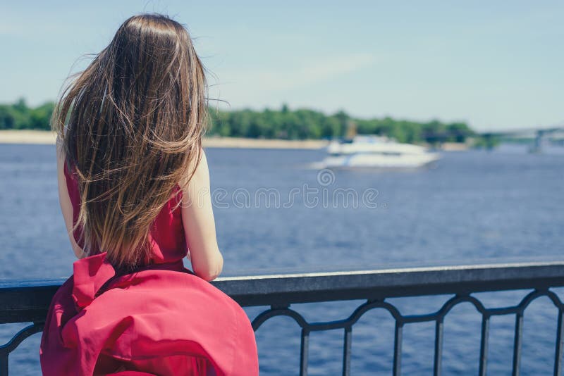 De het avonturenstad van de hemelwolk getawaylove geniet van eenzaam alleen enig gelukconcept Achterrug achter het portret van de stock foto De het avonturenstad van de hemelwolk getawaylove geniet van eenzaam alleen enig gelukconcept Achterrug achter het portret van de stock foto