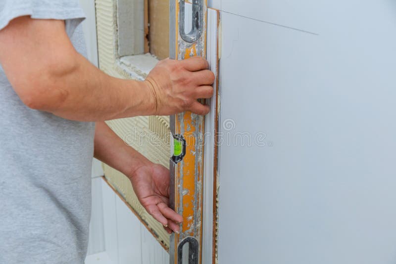 De het huisverbetering, de tegelzetter van de vernieuwingsbouwvakker betegelt, de kleefstof van de keramische tegelmuur stock fotografie De het huisverbetering, de tegelzetter van de vernieuwingsbouwvakker betegelt, de kleefstof van de keramische tegelmuur stock fotografie