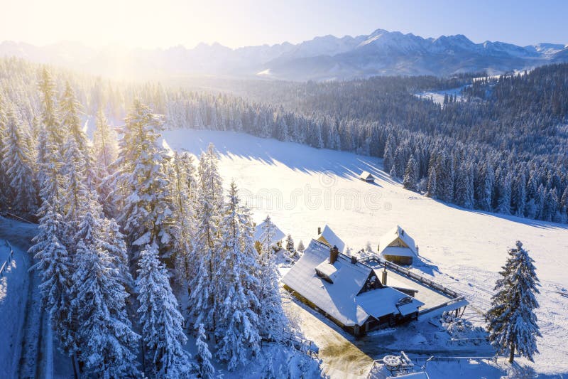 De het ijzige bos en bergen van het de winterlandschap met huizen in bergdorp royalty-vrije stock afbeelding De het ijzige bos en bergen van het de winterlandschap met huizen in bergdorp royalty-vrije stock afbeelding