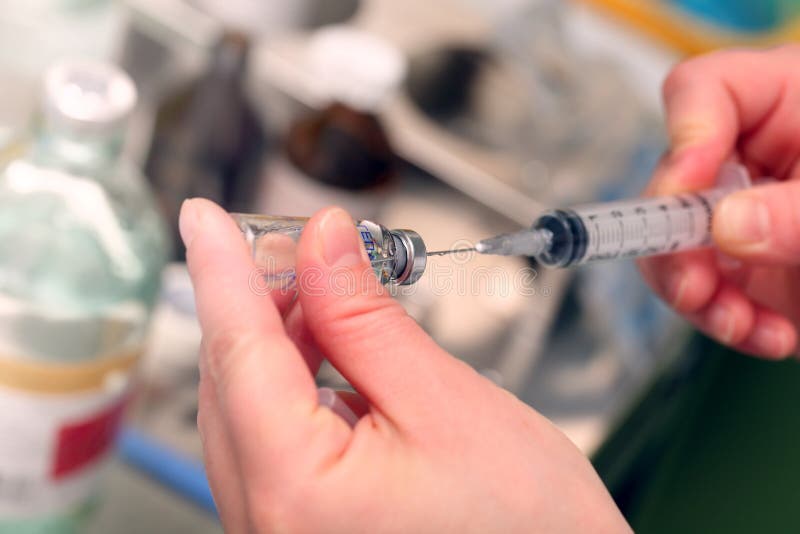 De het ziekenhuisverpleegster vult een spuitmedicijn stock foto's De het ziekenhuisverpleegster vult een spuitmedicijn stock foto's