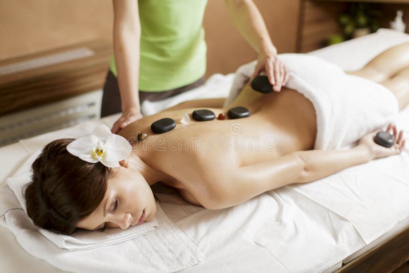 De hete therapie van de steenmassage royalty-vrije stock foto's De hete therapie van de steenmassage royalty-vrije stock foto's