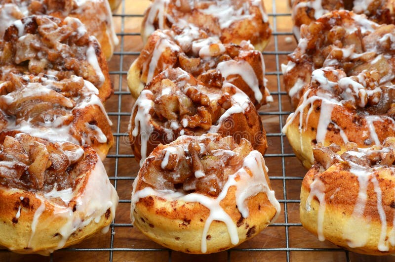 De hete verse gebakken broodjes van de appelkaneel stock fotografie De hete verse gebakken broodjes van de appelkaneel stock fotografie