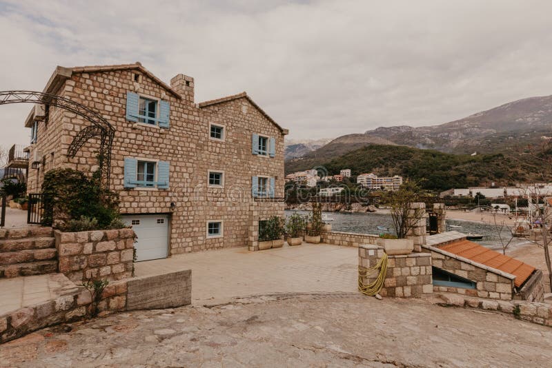 De heuvelige straat met uiterst kleine tuinen, die de plattelandshuisjes en de hotels, Budva Montenegro omringen royalty-vrije stock afbeeldingen De heuvelige straat met uiterst kleine tuinen, die de plattelandshuisjes en de hotels, Budva Montenegro omringen royalty-vrije stock afbeeldingen