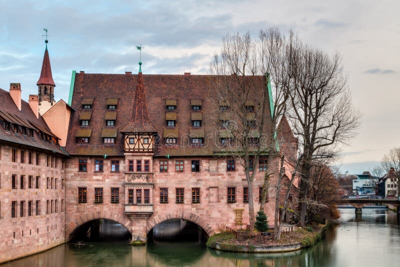 De historische Bouw van het Ziekenhuis van de Heilige Geest in Nuremberg stock foto's De historische Bouw van het Ziekenhuis van de Heilige Geest in Nuremberg stock foto's