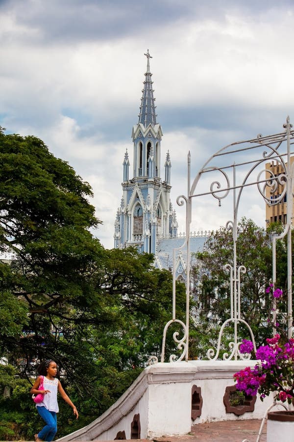 De historische gothische kerk van La Ermita, gezien vanaf de antique Ortiz-brug in de stad Cali in royalty-vrije stock afbeelding De historische gothische kerk van La Ermita, gezien vanaf de antique Ortiz-brug in de stad Cali in royalty-vrije stock afbeelding