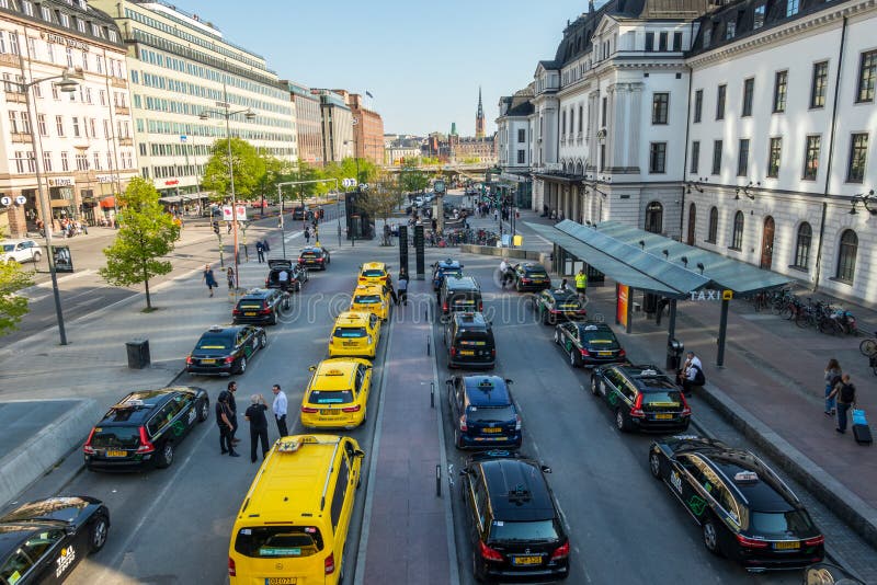 De hoge brede mening van de hoekstad van vele gele en zwarte taxis in lijn royalty-vrije stock afbeeldingen De hoge brede mening van de hoekstad van vele gele en zwarte taxis in lijn royalty-vrije stock afbeeldingen