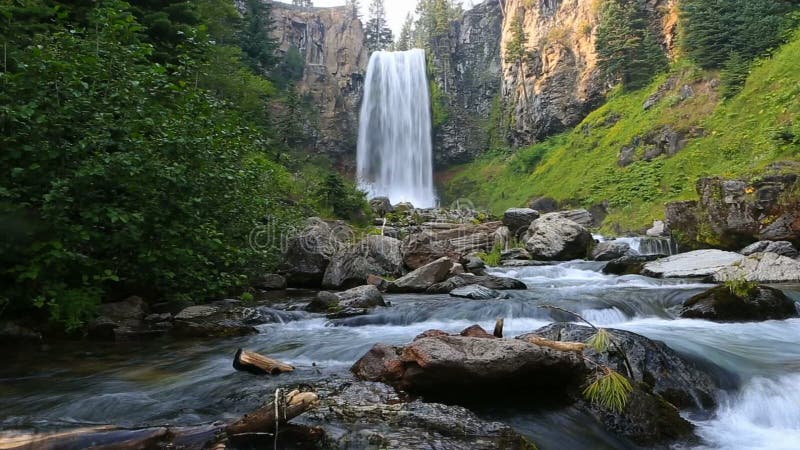 De hoge definitie1080p film met audio van mooie Tumalo valt ten westen van Kromming Oregon hd