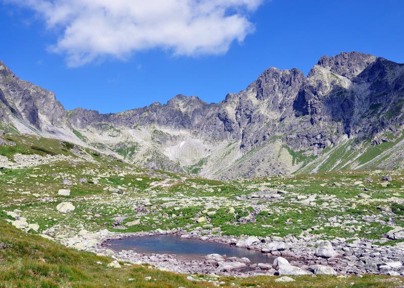 De Hoge Tatras-bergen en het meer, Slowakije, Europa royalty-vrije stock fotografie De Hoge Tatras-bergen en het meer, Slowakije, Europa royalty-vrije stock fotografie