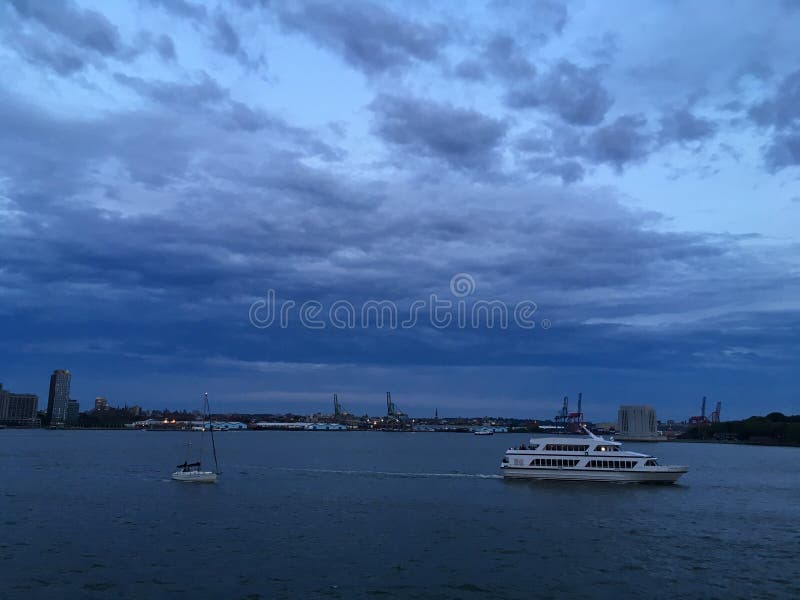 De hogere Baai van New York tijdens Zonsondergang in Juni in New York, NY stock afbeeldingen De hogere Baai van New York tijdens Zonsondergang in Juni in New York, NY stock afbeeldingen