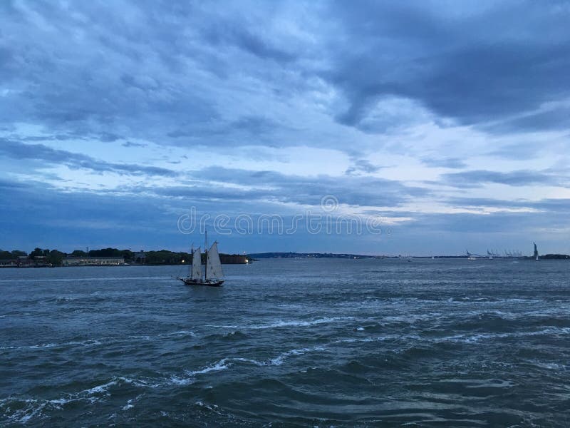 De hogere Baai van New York tijdens Zonsondergang in Juni in New York, NY royalty-vrije stock afbeelding De hogere Baai van New York tijdens Zonsondergang in Juni in New York, NY royalty-vrije stock afbeelding