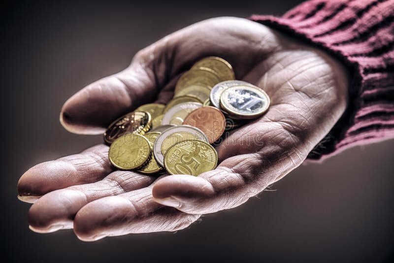 De holding van de gepensioneerdemens in handen euro muntstukken Thema van lage pensioenen stock foto's De holding van de gepensioneerdemens in handen euro muntstukken Thema van lage pensioenen stock foto's