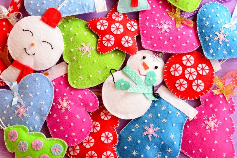 De holding van Kerstmis background Leuke gevoelde ornamenten voor Kerstmis Gevoelde Kerstbomen, sneeuwmannen, harten, sterren, vu royalty-vrije stock foto's De holding van Kerstmis background Leuke gevoelde ornamenten voor Kerstmis Gevoelde Kerstbomen, sneeuwmannen, harten, sterren, vu royalty-vrije stock foto's