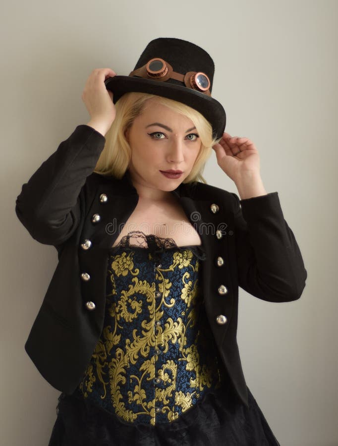 De holdingshoed van het Steampunkmeisje royalty-vrije stock foto De holdingshoed van het Steampunkmeisje royalty-vrije stock foto