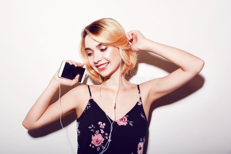 De hoofdtelefoons die van het energiemeisje aan muziek met gesloten ogen op achtergrond in studio luisteren het haar in staart vl stock fotografie De hoofdtelefoons die van het energiemeisje aan muziek met gesloten ogen op achtergrond in studio luisteren het haar in staart vl stock fotografie