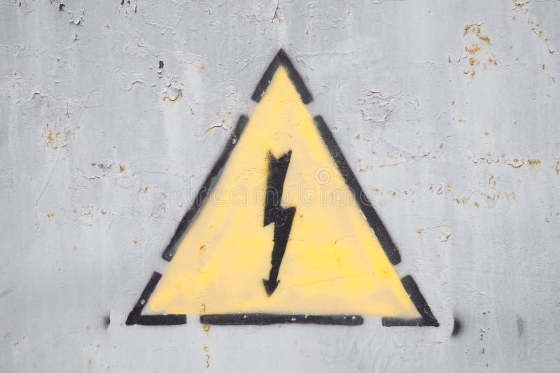 De hoogspanningselektriciteit van het gevaarsteken stock afbeeldingen De hoogspanningselektriciteit van het gevaarsteken stock afbeeldingen